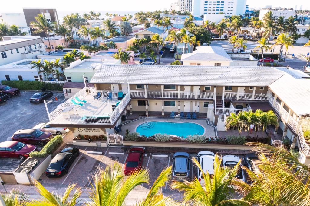好莱坞加勒比海度假宾馆的享有带游泳池和棕榈树的别墅的空中景致