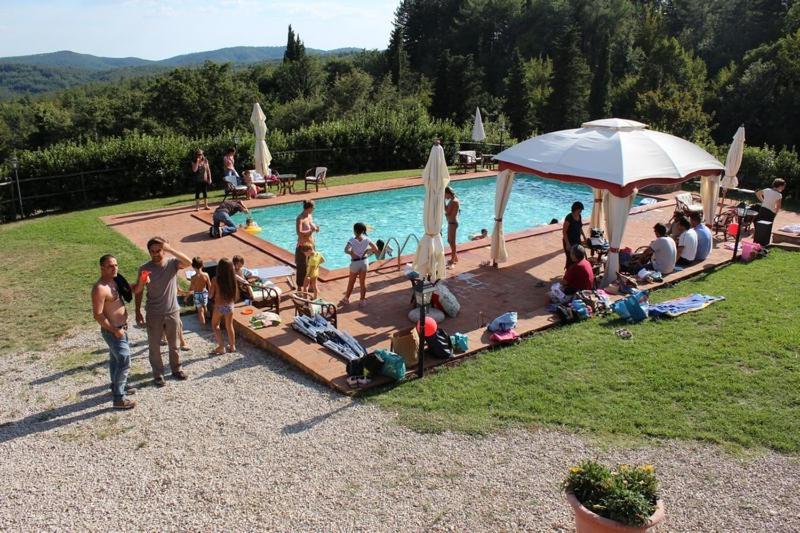 BoccheggianoAgriturismo La Quercia的一群人坐在游泳池周围