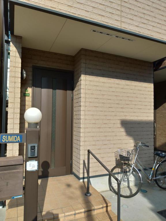 大阪SUMIDA的停在建筑物一侧的自行车