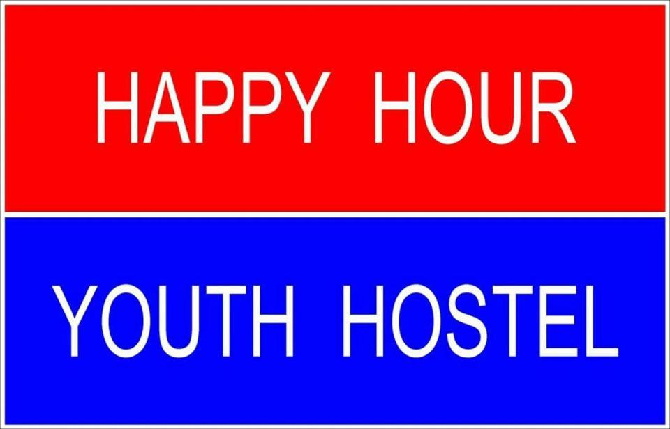 梅克内斯Youth Hostel Medina的红蓝的标志,上面写着你参观过的欢乐时光