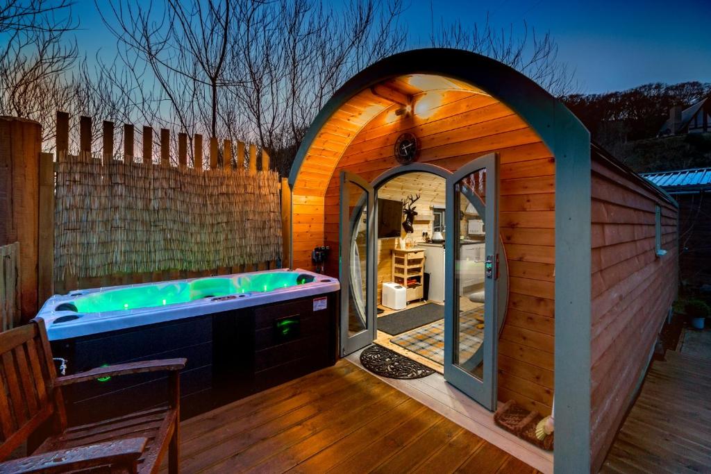 洛欣弗Suilven view的木屋内设有一间带浴缸的浴室