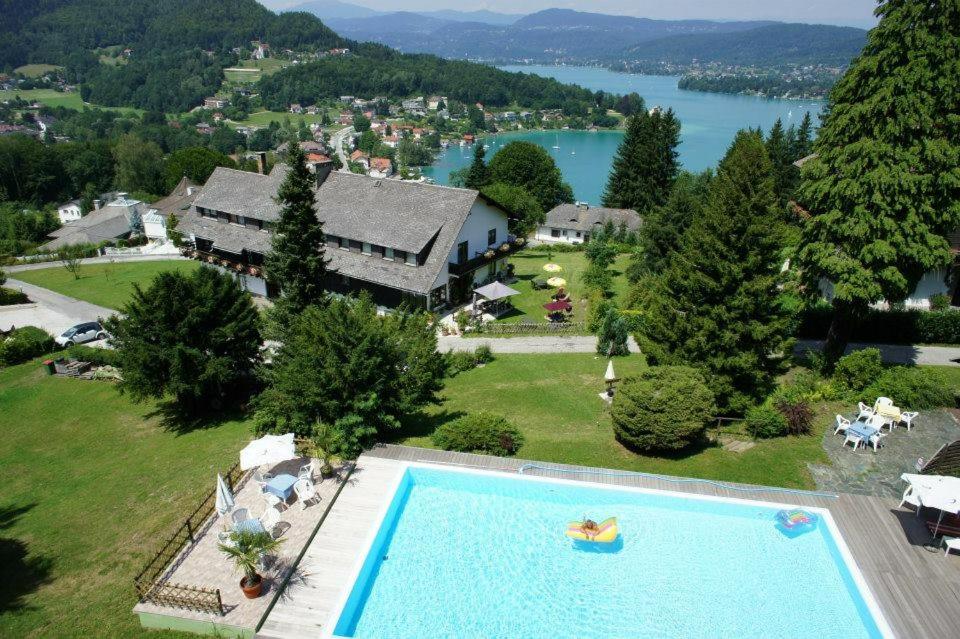 赖弗尼茨Hotel Garni Haus am Wald的享有带游泳池的房屋的空中景致