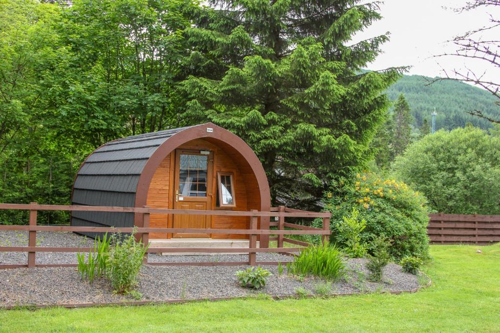 泰恩德拉姆Glamping Hut - By The Way Campsite的花园内带围栏的小圆顶帐篷