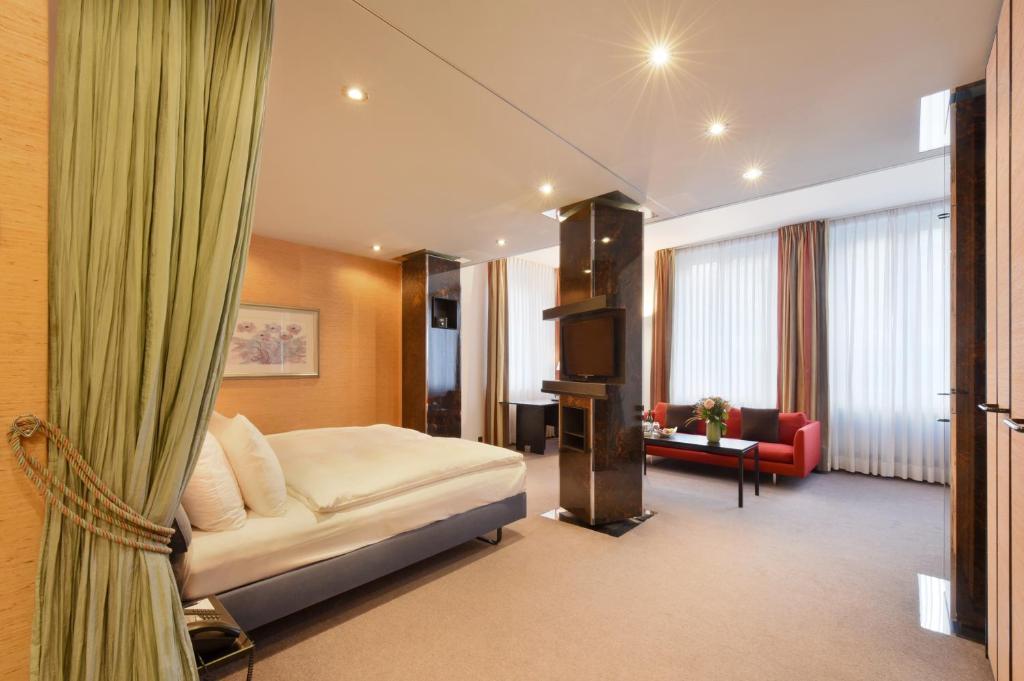 苏黎世Glärnischhof by TRINITY的酒店客房设有床和客厅。