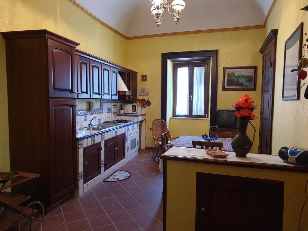 MacchiagodenaB&B DA PERSIO的厨房配有水槽和台面