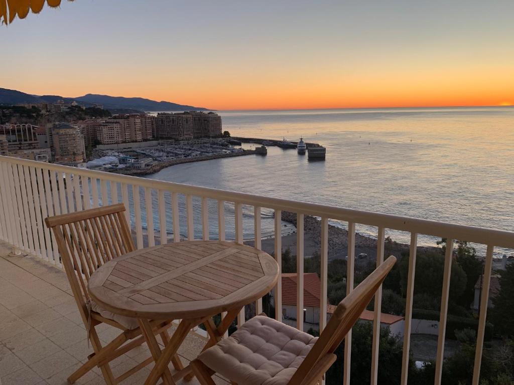 Saint-Antoinewonderfull view cap d ail monaco的一个带桌椅的海景阳台