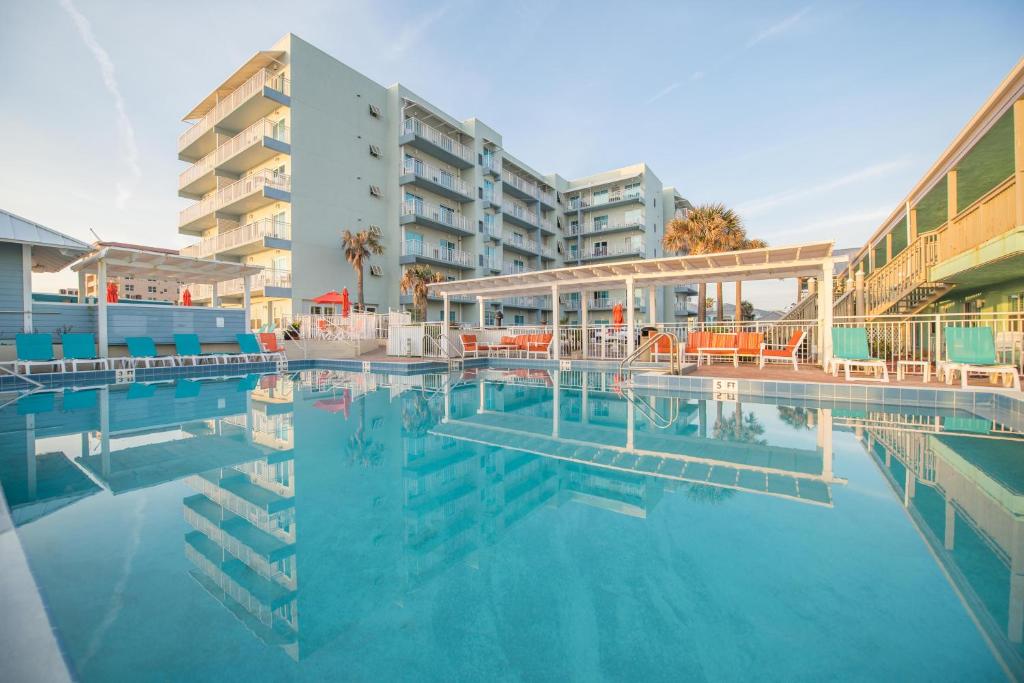 新士麦那海滩Coconut Palms Beach Resort II a Ramada by Wyndham的公寓大楼前的游泳池