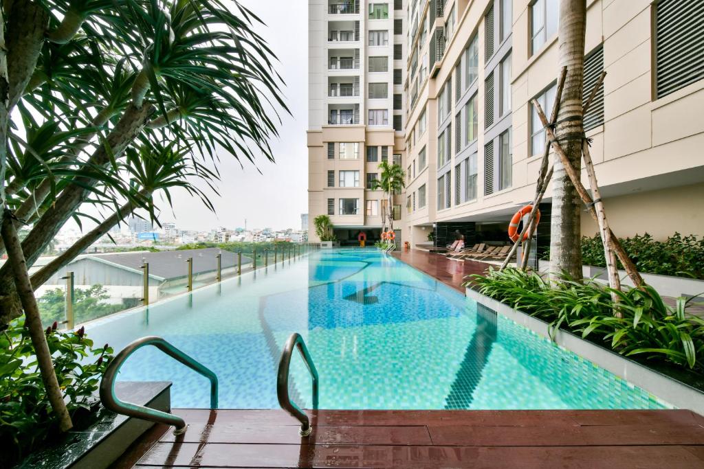 胡志明市S Lux Apartment的一座建筑物中央的游泳池