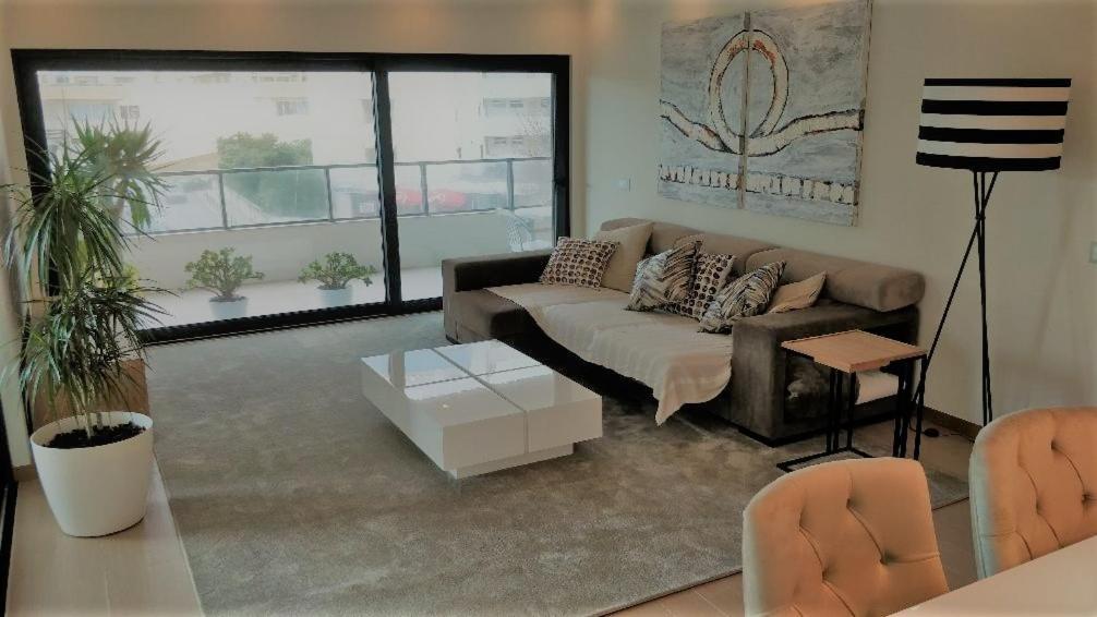 波尔蒂芒Apartamento de Luxo na Praia的客厅配有沙发和桌子