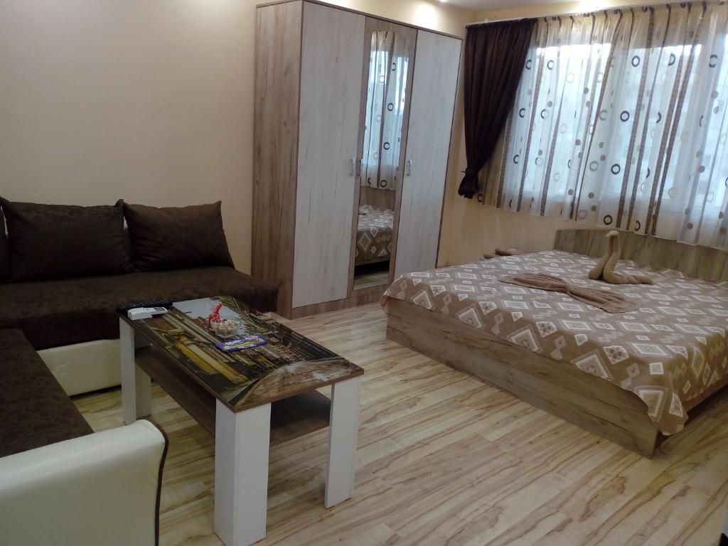 卡赞勒克Апартамент ДАНИ的客厅配有床和沙发
