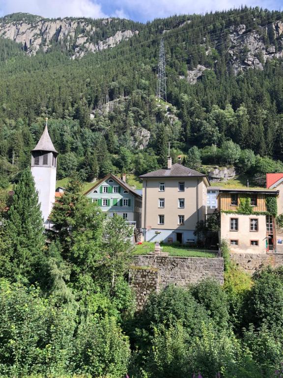 格舍嫩Alpine Haus的山上带灯塔的小城镇