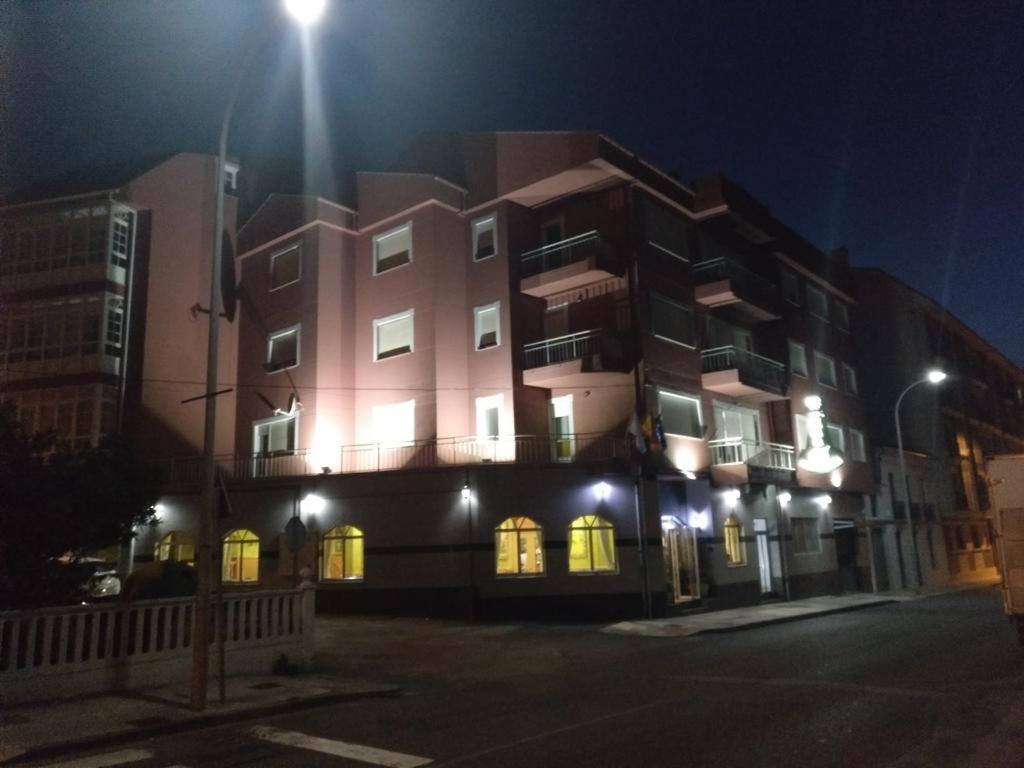 福斯Villa De Foz的夜间有街灯的建筑