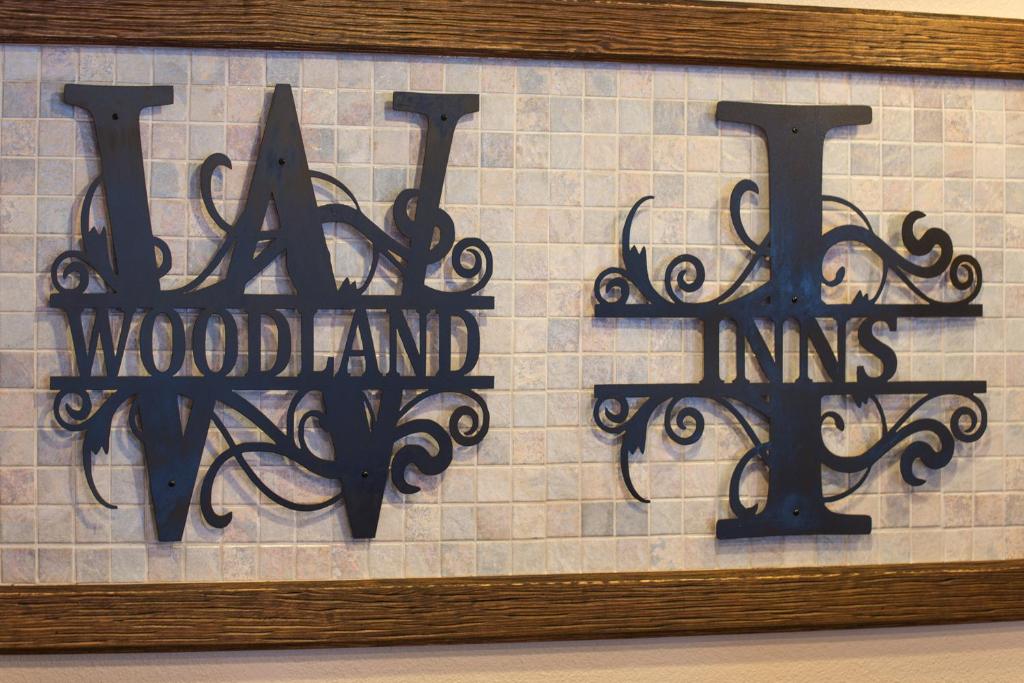 福克斯Woodland Inns的墙上木岛旅馆标志
