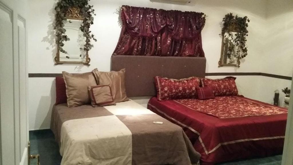 马萨特兰residencia 2的客房设有两张床和窗户。