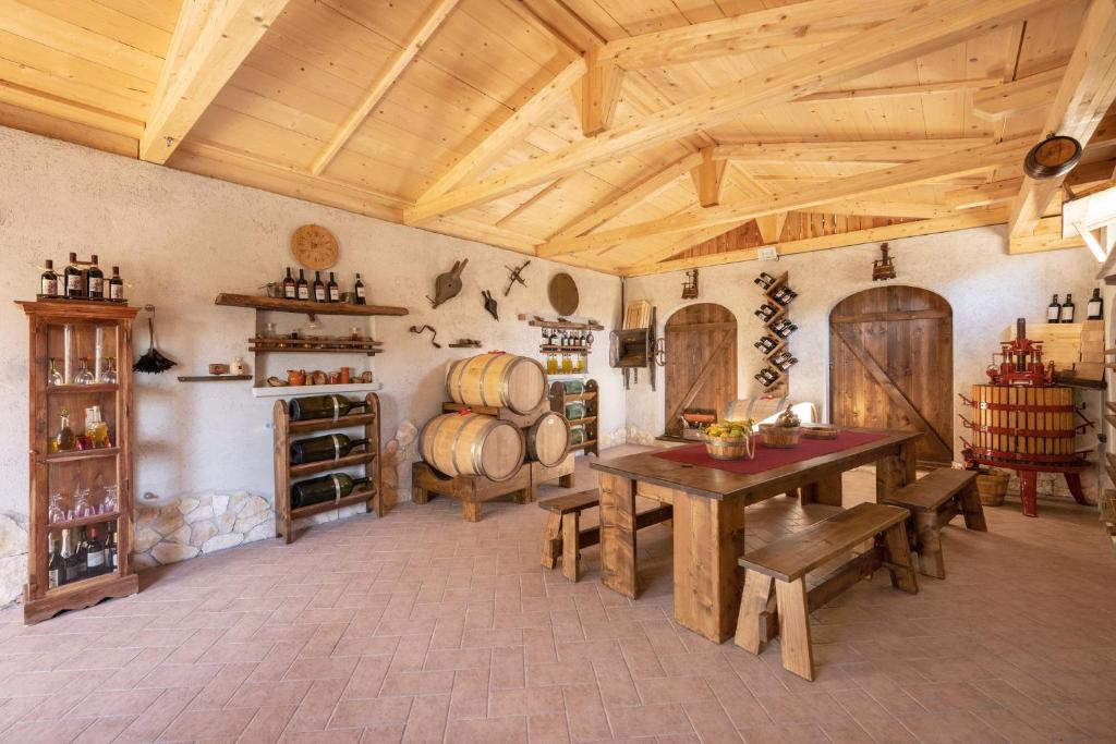 普罗奇达La Cantina dello Sgatto的大房间,配有一张桌子和一束葡萄酒瓶