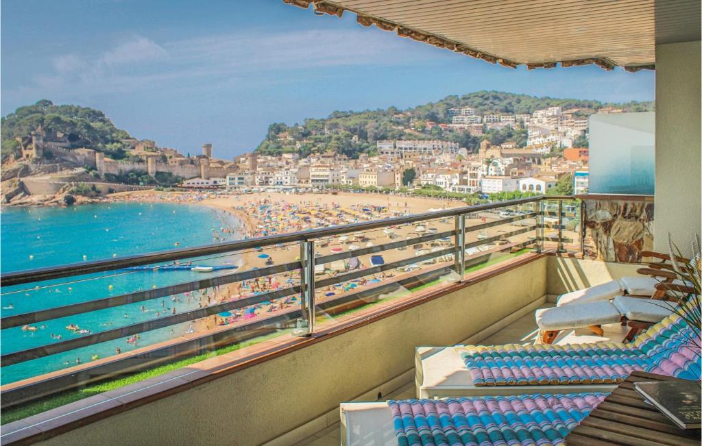 滨海托萨Amazing Apartment In Tossa De Mar With Kitchen的享有海滩和海洋景致的阳台