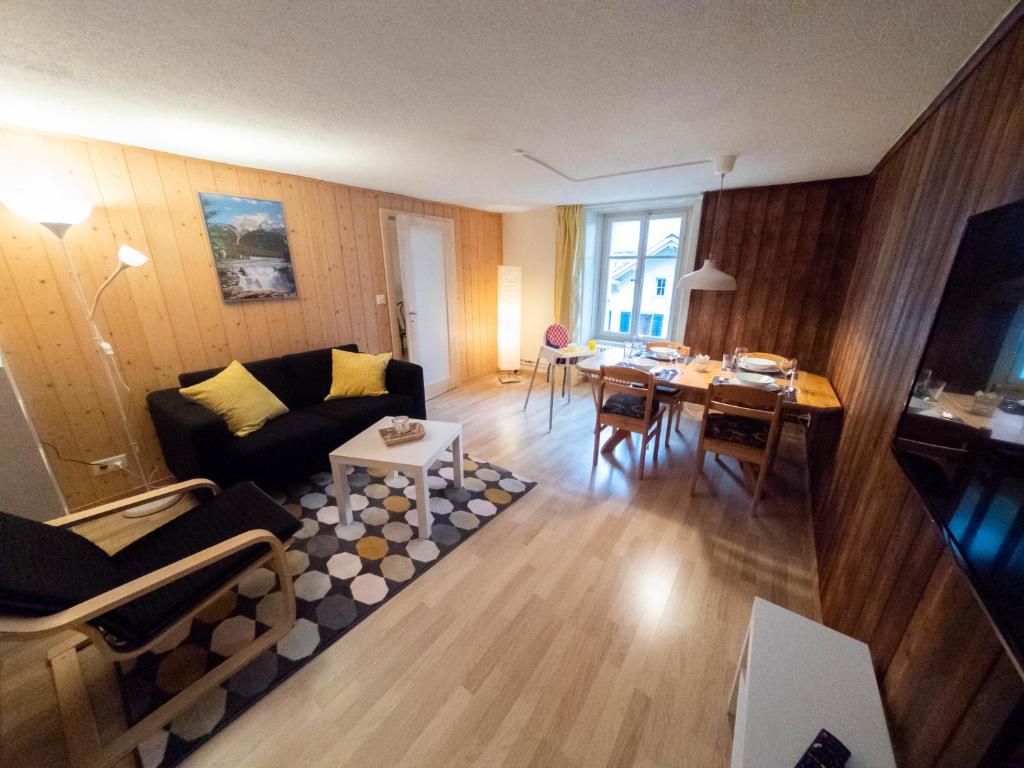 迈林根Ferienwohnung Meiringen "Engelhorn"的客厅配有沙发和桌子