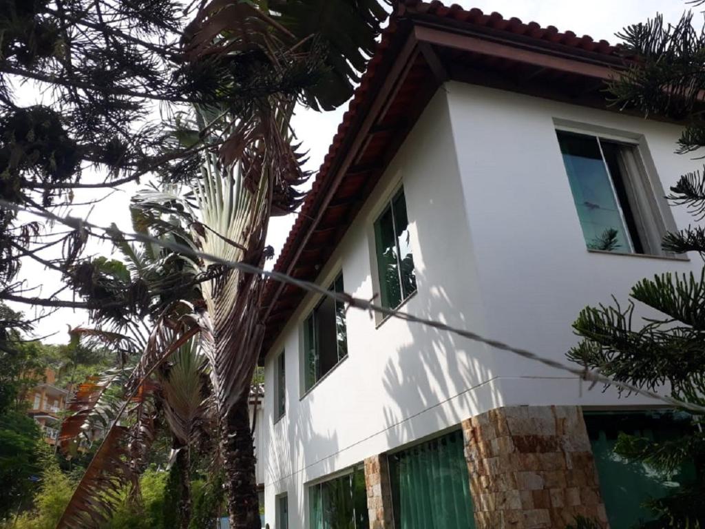 伊达贾伊Casa da Praia的前面有棕榈树的白色房子