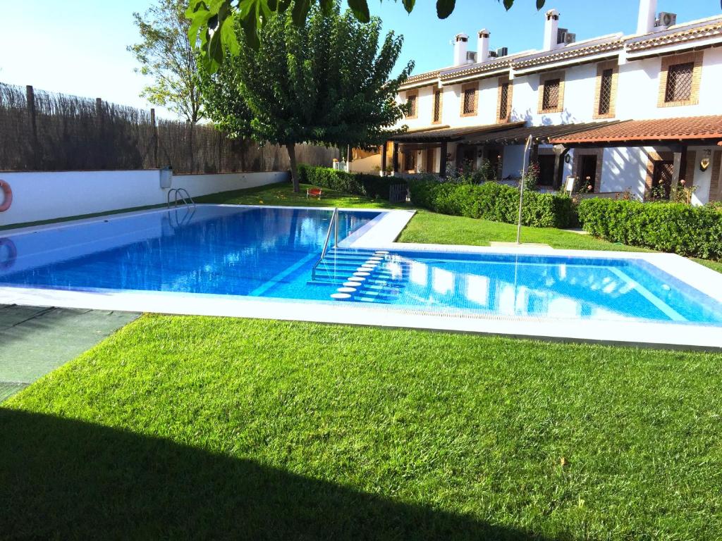 卢克Casa Rural Vistaluque的一座房子的院子内的游泳池