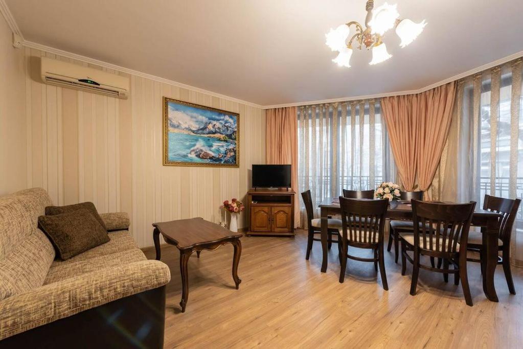 瓦尔纳Vazov Residence , two bedroom top centre apartment的客厅配有沙发和桌椅