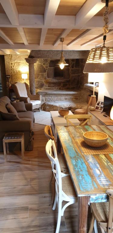 San Mamede de CarnotaOLardoMar的客厅配有木桌和椅子