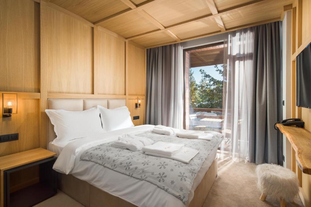索非亚Hotel and SPA Moreni的一间卧室配有一张大床和毛巾