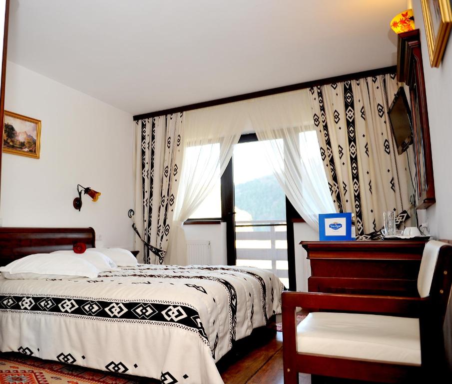 古拉哈莫卢洛伊Pensiunea Casa Doamnei Voronet的一间卧室设有一张床和一个窗口