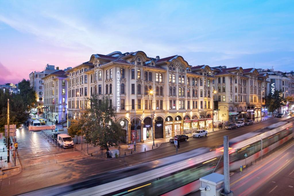 伊斯坦布尔Crowne Plaza Istanbul - Old City, an IHG Hotel的一条城市街道,在建筑物前有火车