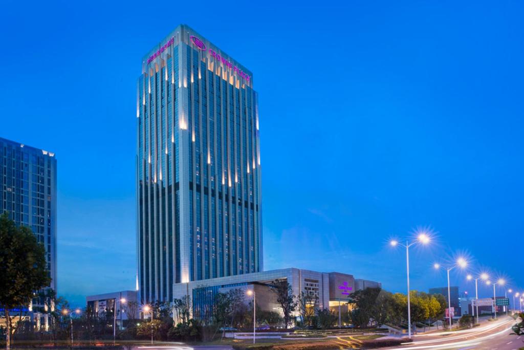 合肥合肥皇冠假日酒店 的一座高大的建筑,城市里灯火通明