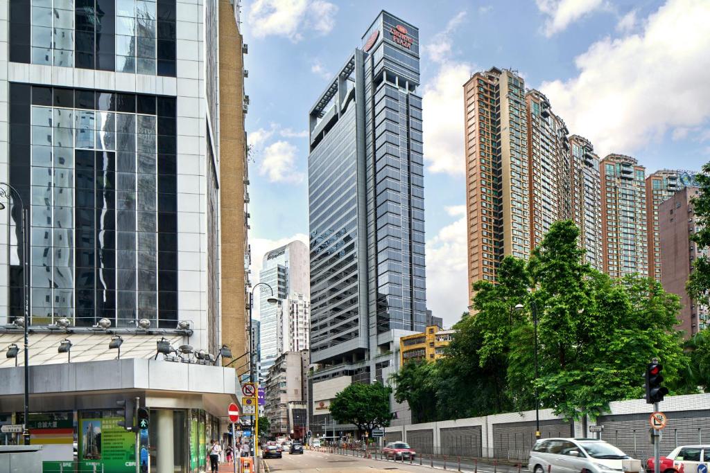 香港香港铜锣湾皇冠假日酒店的街道上拥有高楼和汽车的城市