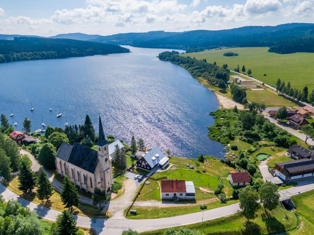 普雷迪尼维托Marvelous lake view apartments - Jezerka Lipno的享有城镇和湖泊的空中景致