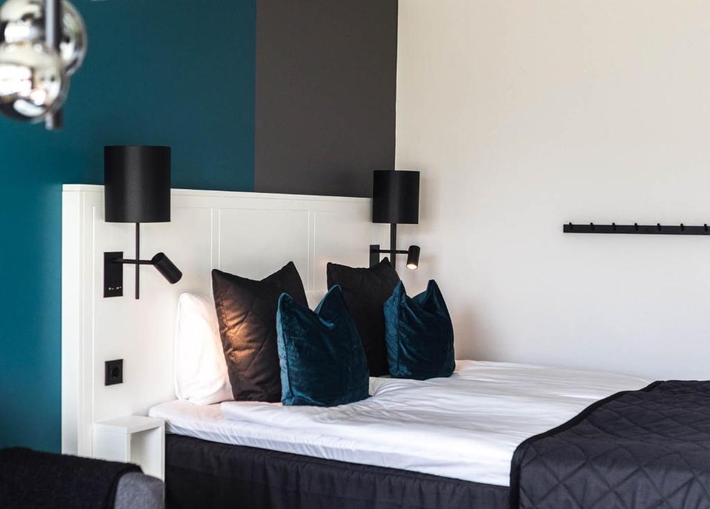 林雪平Sky Hotel City Apartments的一间卧室配有白色床和蓝色枕头