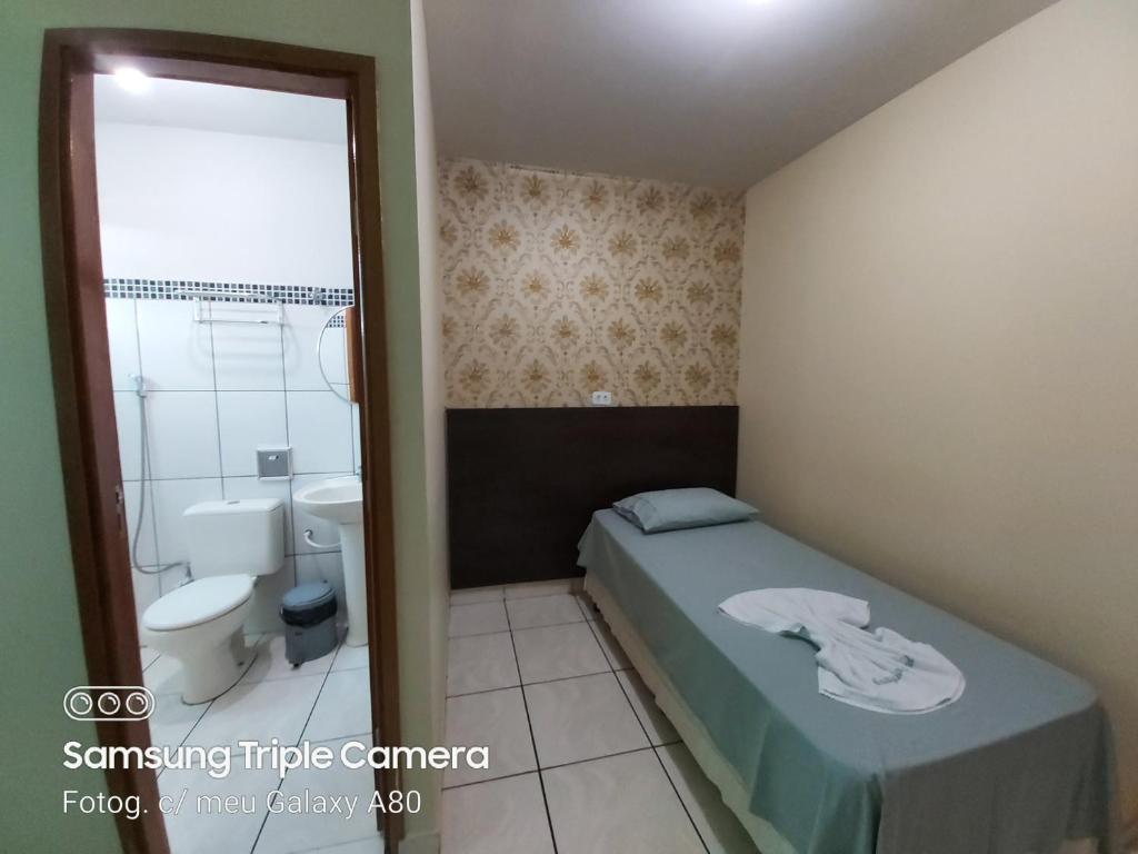 Bom JesusAraguaia Hotel的一间小卧室,配有一张床和一个卫生间