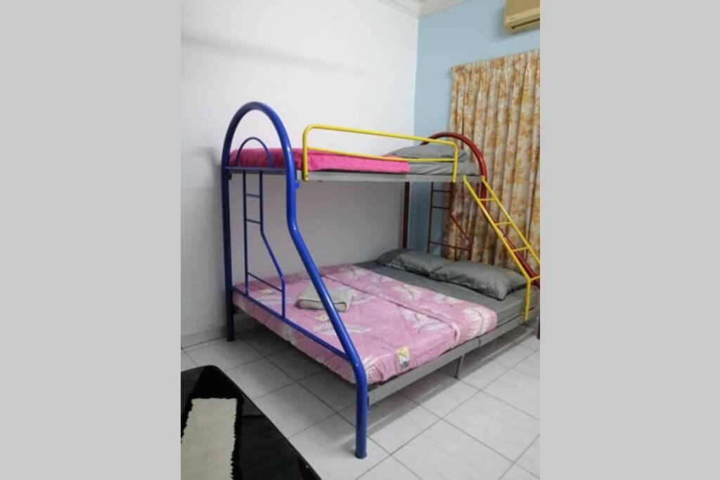 普崇Orked Aeridina Homestay Puchong的一间小房间,内设一张双层床