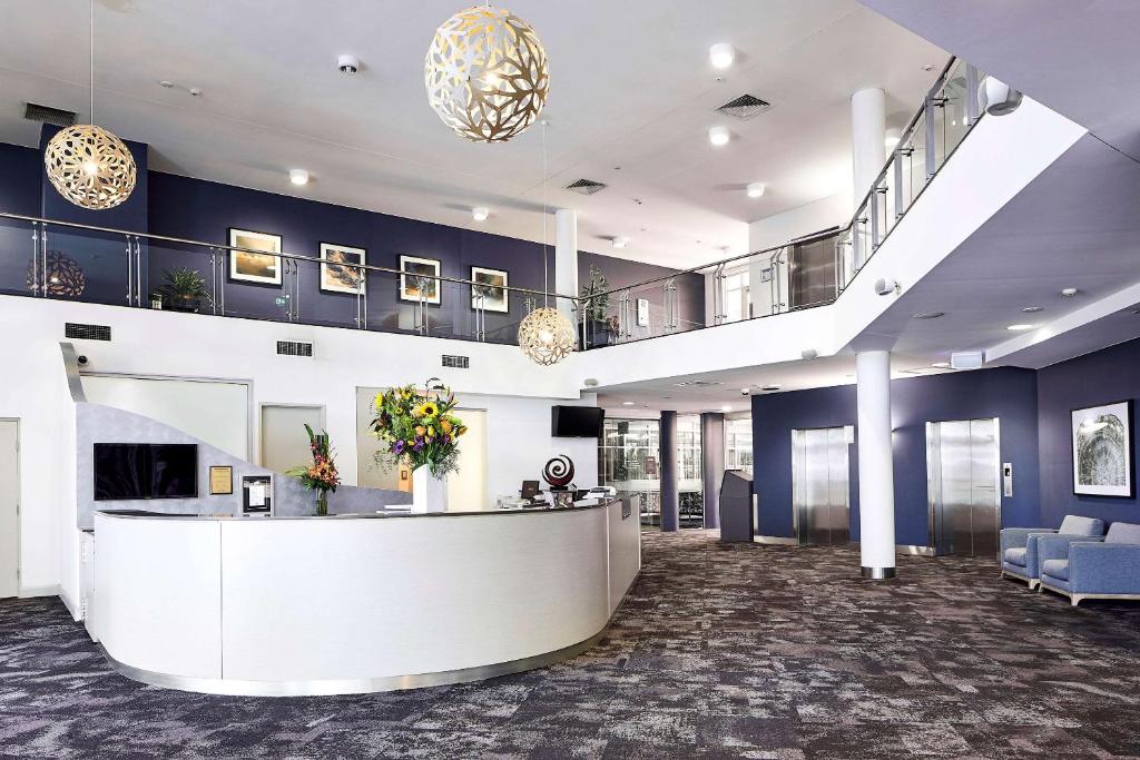堪培拉迪克森品质酒店的一个带前台和楼梯的办公大厅