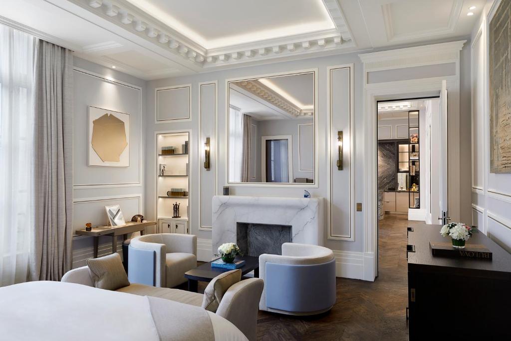 巴黎Maison Villeroy的酒店客房配有一张床和一个壁炉。