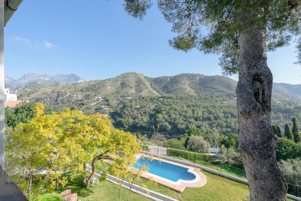 弗里希利亚纳Casa Peregrino的享有游泳池的景色,背景为山脉