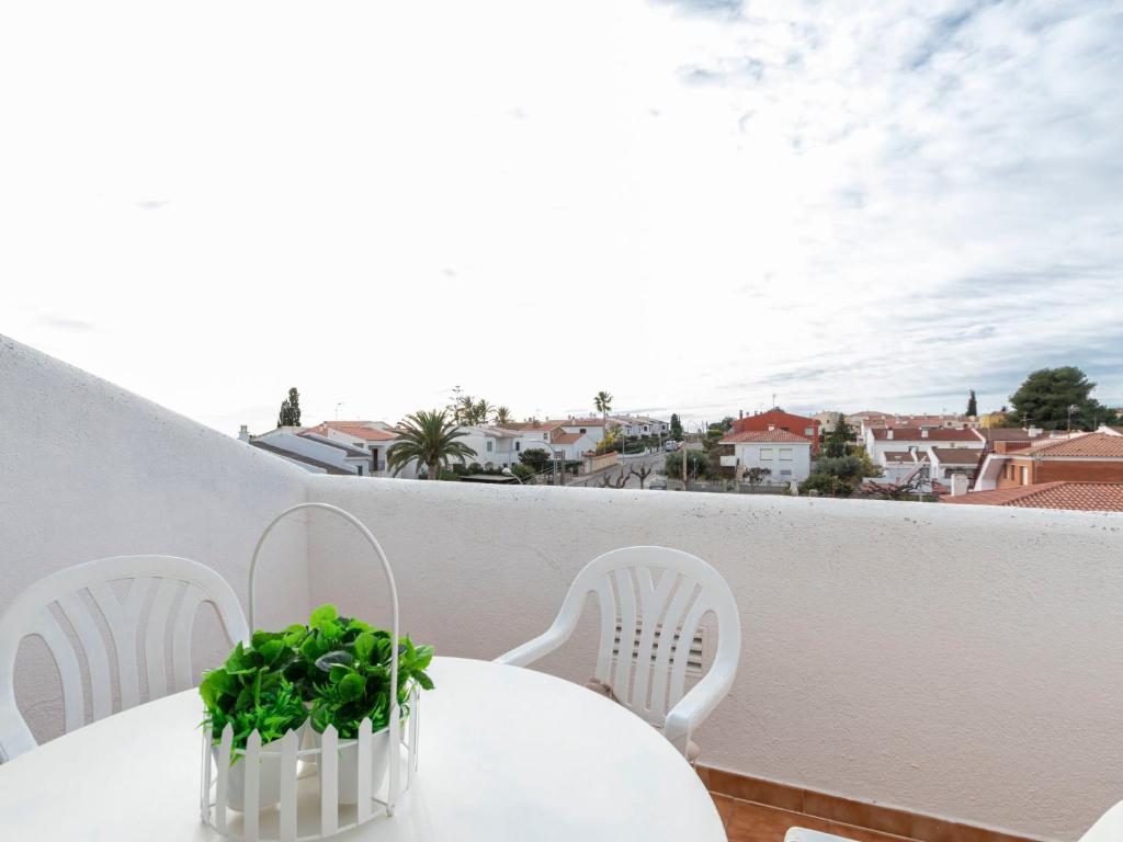 托里代巴拉Apartment Drassanes III by Interhome的阳台上配有白色桌椅和植物