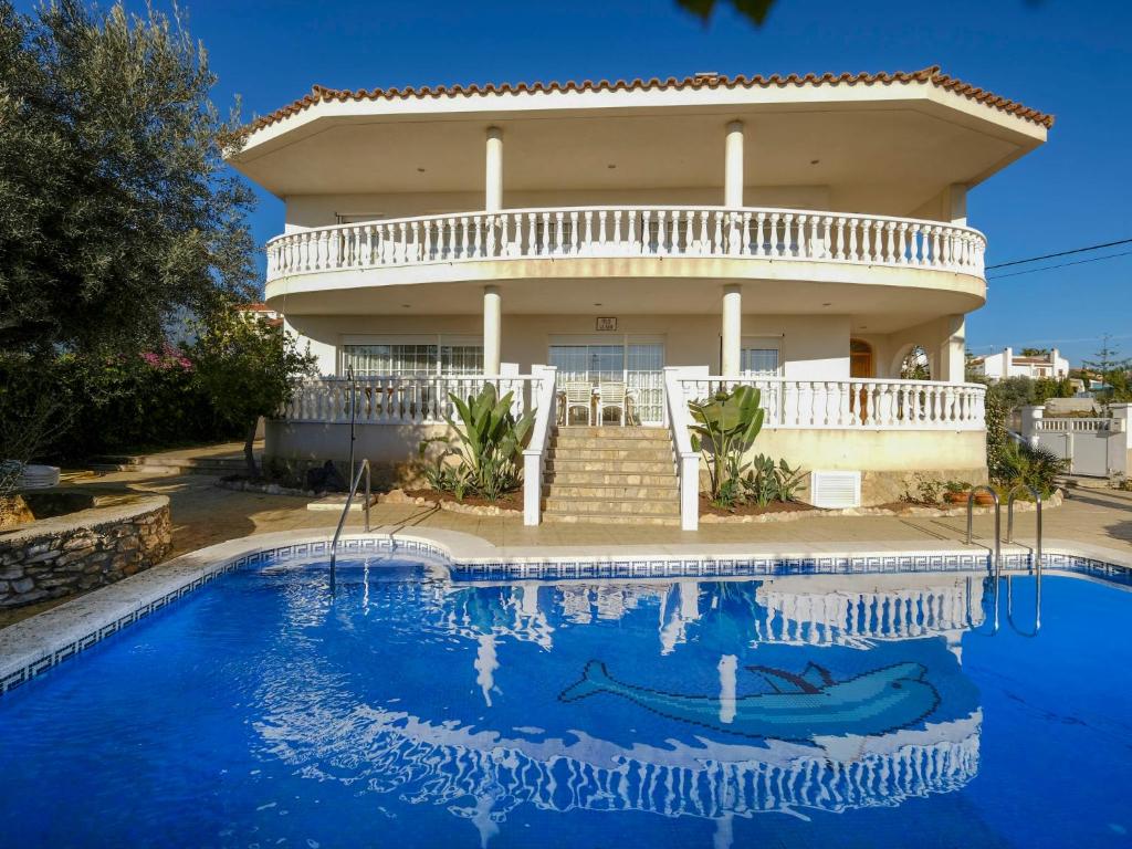 圣卡洛斯拉腊皮塔Holiday Home Sofía by Interhome的一座房子前面设有游泳池