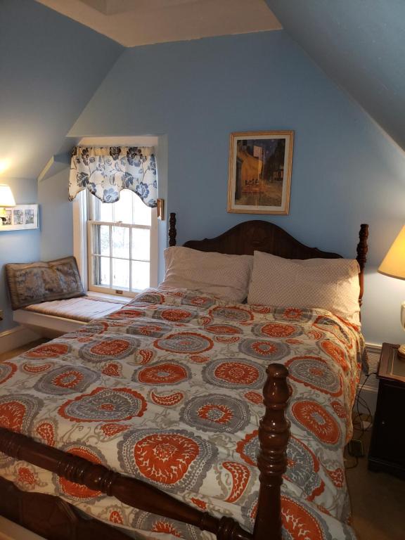 格林斯伯勒English Cottage的一间卧室配有床,床上装有被子