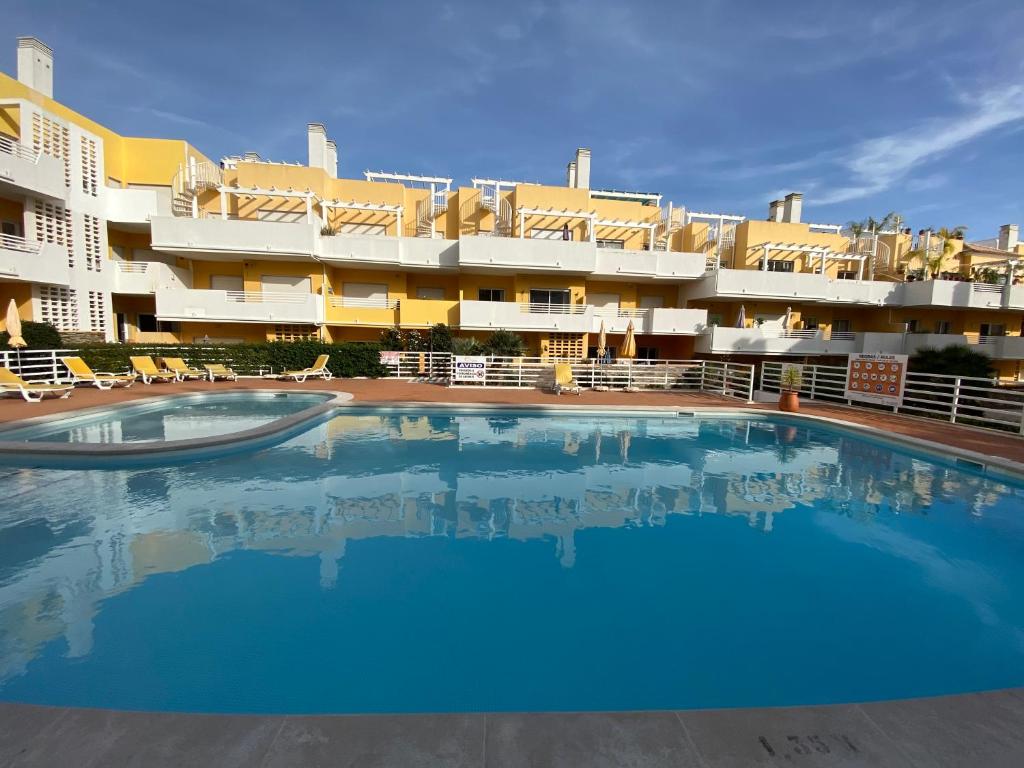 塔维拉Apartamento T2 com piscina em Conceição e Cabanas de Tavira的酒店前方的大型游泳池