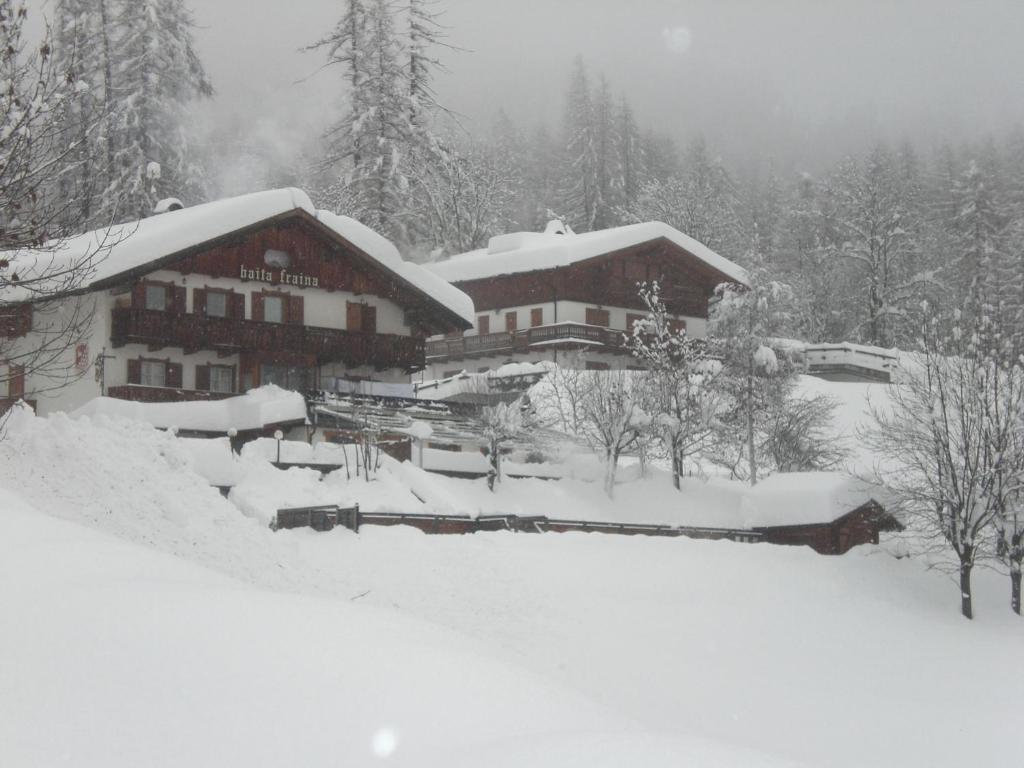 科尔蒂纳丹佩佐白塔弗莱那住宿加早餐旅馆的树林里积雪覆盖的小屋