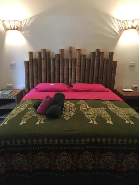 洛佩斯港CASITA MADAME的卧室配有一张带粉红色枕头的大床