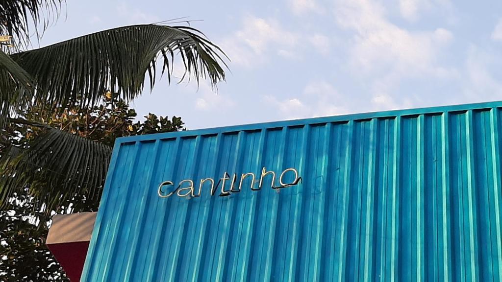 马利西亚斯Cantinho Maresias的蓝色的建筑,上面写着tamino字