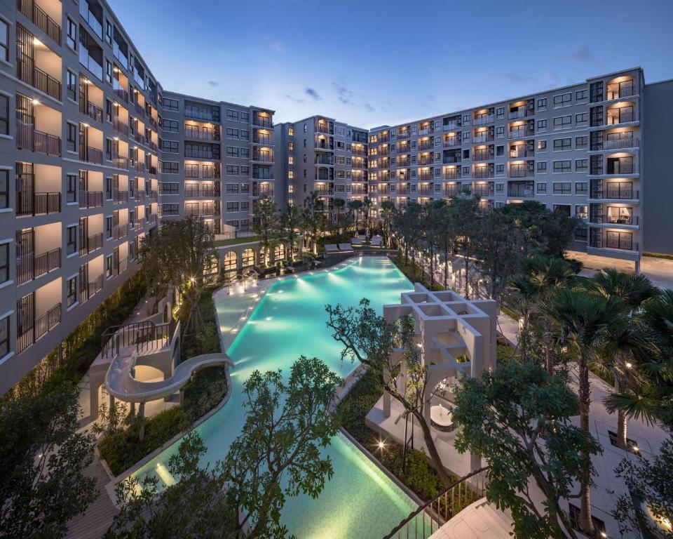 华欣La Casita pool access condo HuaHin的享有公寓大楼游泳池的顶部景致