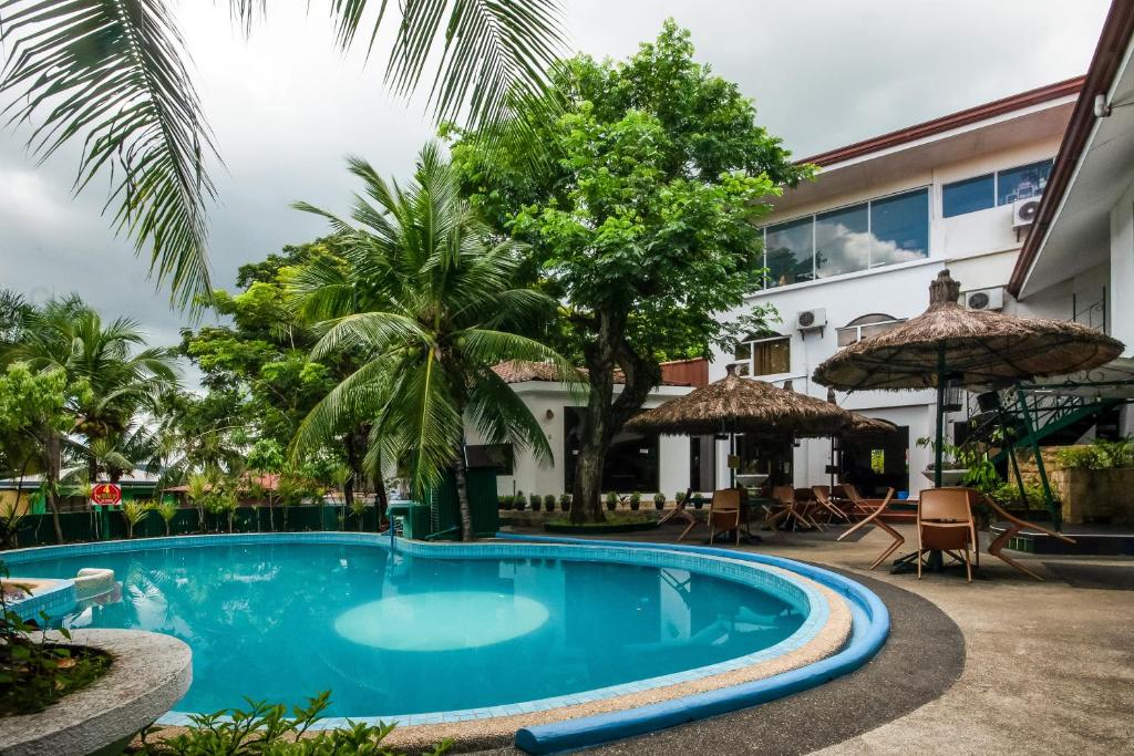 宿务Cebu Hilltop Hotel的大楼前的游泳池