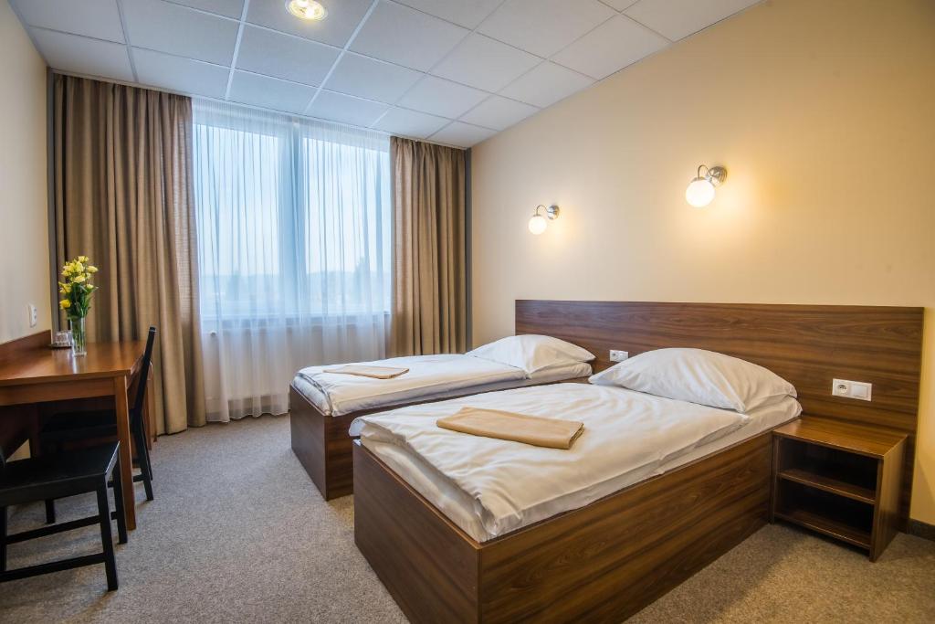 班斯卡-比斯特里察City Hotel B&B的酒店客房配有两张床和一张书桌
