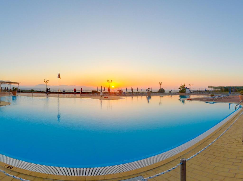 奇尼斯TH Cinisi - Florio Park Hotel的一座享有日落美景的大型游泳池