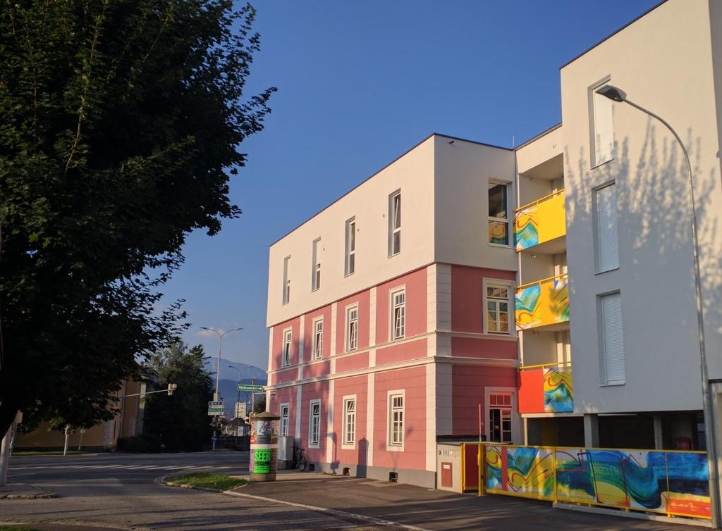 克拉根福212 St Petersburg, Studio Apartment, 27m2, 1-2 Pers的街道旁的建筑,外墙色彩缤纷