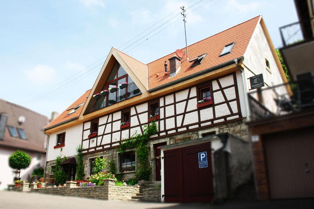 兰德尔萨克尔Brunnenhof Randersacker - das kleine Hotel的一座带棕色屋顶的大型建筑
